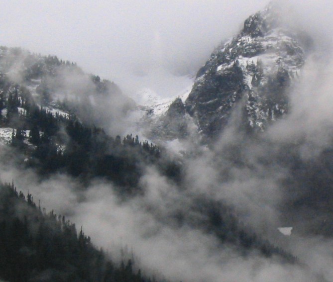 mountain-peaks-and-mist